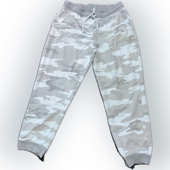 🖤 AE Camo joggers in grey hues, women’s size large - Picture 1 of 3